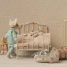 Grand lit double vintage en métal blanc pour souris Maileg, décor percale à pois avec peluches et valisette en tissu pastel dans une chambre douillette.