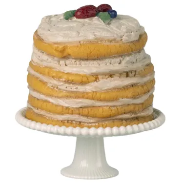 Gâteau de fête pour souris Maileg sur socle blanc, couches nuageuses de crème et génoise dorée, décor fruits rouges sur le dessus.
