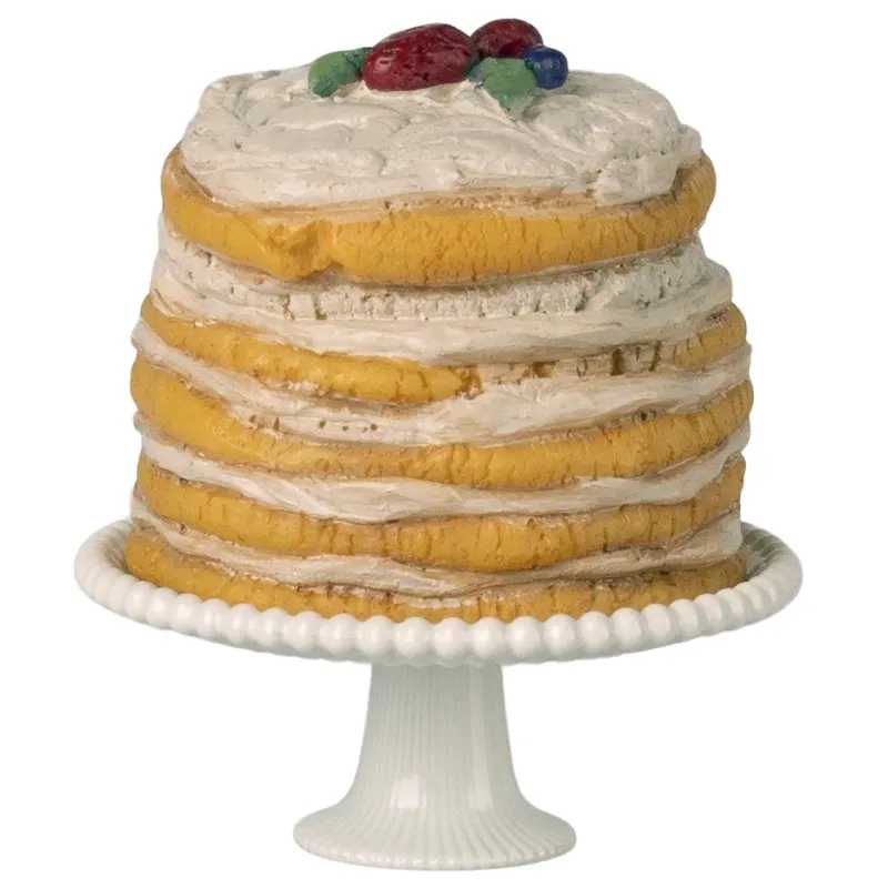 Gâteau de fête pour souris Maileg sur socle blanc, couches nuageuses de crème et génoise dorée, décor fruits rouges sur le dessus.