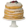 Gâteau de fête pour souris Maileg sur socle blanc, couches nuageuses de crème et génoise dorée, décor fruits rouges sur le dessus.