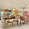 Gâteau de fête pour souris Maileg : deux souris en décor artisanal dressent une table avec un gâteau à étages.
