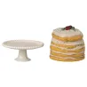Gâteau de fête pour souris Maileg: gâteau à étages beige avec crème et fruits sur le dessus, accompagné d’un socle gâteau blanc.