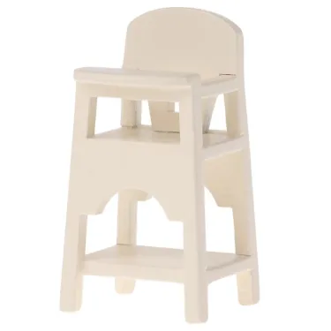 Chaise haute miniature pour bébé souris Maileg, couleur blanc crème, modèle en bois miniature à usage décoratif.