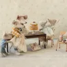 Souris Maileg en robe rose poudré entourée de la famille autour d’un gâteau sur pied, décor rétro et table en bois.