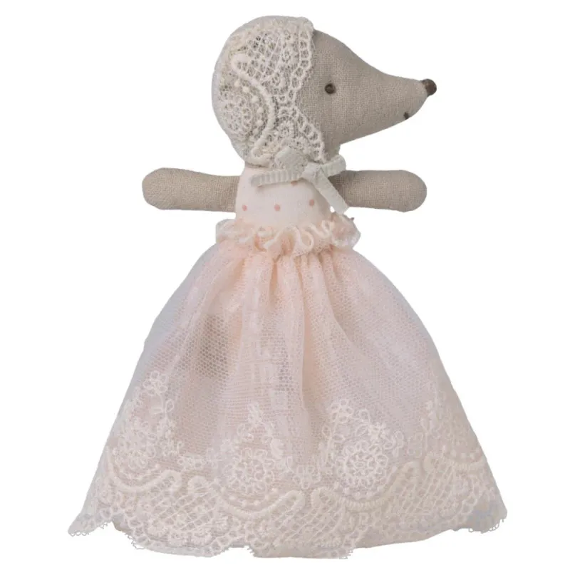Souris Maileg en robe rose poudré, bébée en peluche, vêtue d'une robe en tulle en lace, bonnet en dentelle et nœud coordonné.
