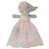 Souris Maileg en robe rose poudré, bébée en peluche, vêtue d'une robe en tulle en lace, bonnet en dentelle et nœud coordonné.