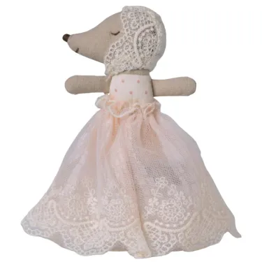 Souris Maileg en robe rose poudré, tenue robe en voile et dentelle, capuche en dentelle beige, jouet bébé.