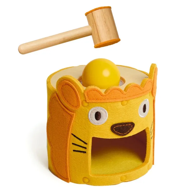Mini tambour et marteau en jeu de tap-tap DJECO 6490 SoftiTap, avec balle et marteau en forme de château jaune.