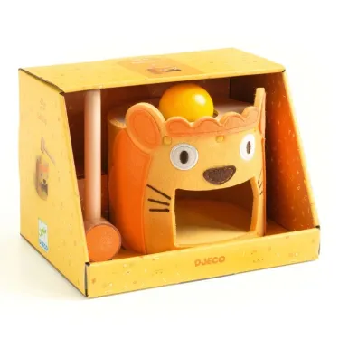 SoftiTap Jeu de tap-tap DJECO 6490: feutrine cylindrique en forme de lion orange, avec orifice de jeu et balle jaune au sommet dans une boîte cadeau jaune.