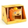 SoftiTap Jeu de tap-tap DJECO 6490: feutrine cylindrique en forme de lion orange, avec orifice de jeu et balle jaune au sommet dans une boîte cadeau jaune.