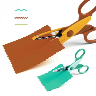 Ciseaux de découpe avec papier coloré et échantillons de tissu orange et turquoise, modèle Mes 3 ciseaux de grands DJECO 0966.