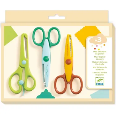 Trois ciseaux pour enfants DJECO 0966 colorés: vert, bleu et jaune, présentés sur fond beige avec manchettes et capuchons.
