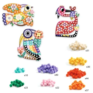 Contenu du coffret: Trois mignons animaux en motifs colorés panachés DJECO 0070, accompagnés de petits pompons multicolores et de tas de pompons.