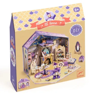 Boîte de présentation Maison Mi House - Astra de DJECO 8035: scène de maison miniature DIY avec personnages violets, meubles et accessoires.