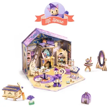 Maison Mi House - Astra de DJECO 8035: intérieur miniature fantaisie violette avec décorations, meubles, et personnage chat mage dans la boutique.