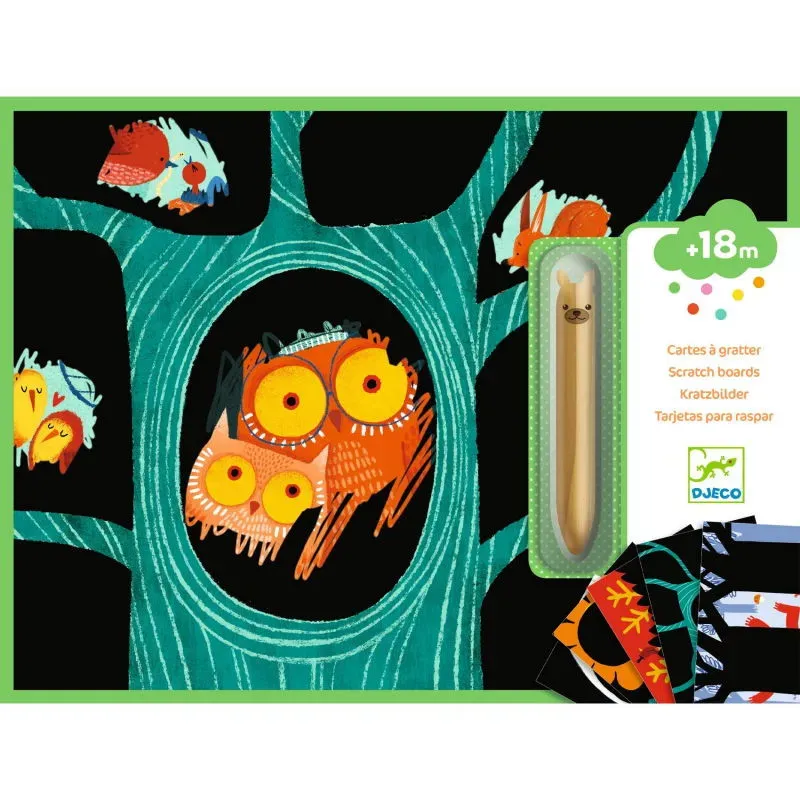 Carte à gratter DJECO avec hiboux dans un arbre creux, entourage vert et badge +18 mois. Carte à gratter DJECO avec hiboux dans un arbre creux, entourage vert et badge +18 mois.