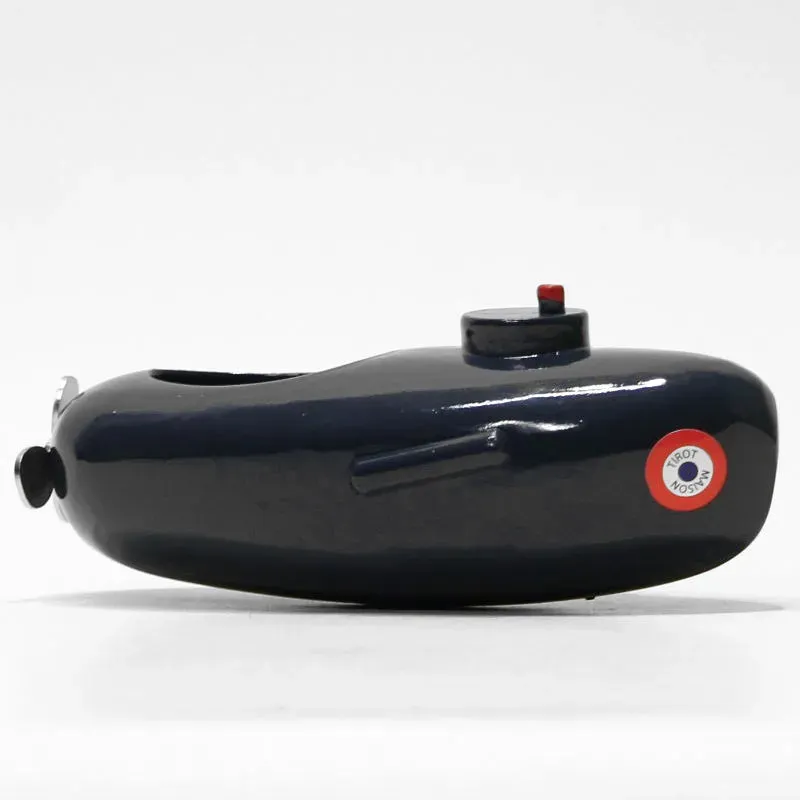 Cuve sous-marine noire brillante avec bouton rouge et signe rond rouge et blanc sur le côté, vue de profil.