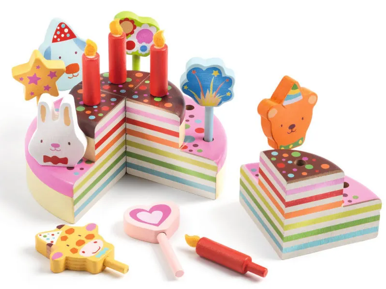 Gâteau jouet multi-couches jouet avec bougies et décorations ludiques, peluches et personnages colorés DJECO, jouets d’éveil.