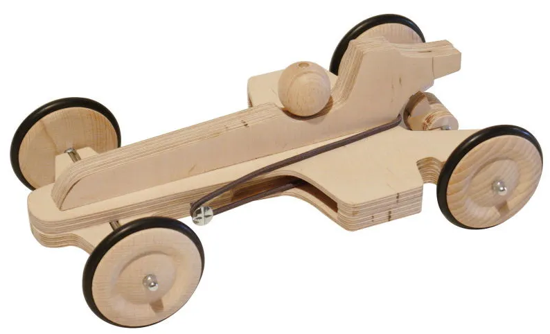 Jouet voiture en bois artisanale avec roues à bande noire, modèle simple en bois clair.