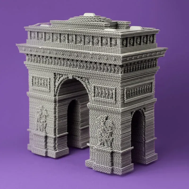 Maquette 3d carton en carton représentant l’Arc de Triomphe, motif architectonique détaillé vue contre fond violet, idée cadeau carton.