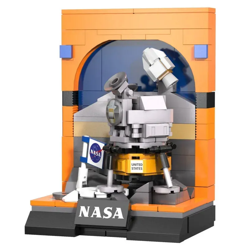 Maquette NASA en briques CaDA orange et grise, fidèle scène d’atterrisseur avec drapeau NASA et inscription United States, présentée comme un set de collection.