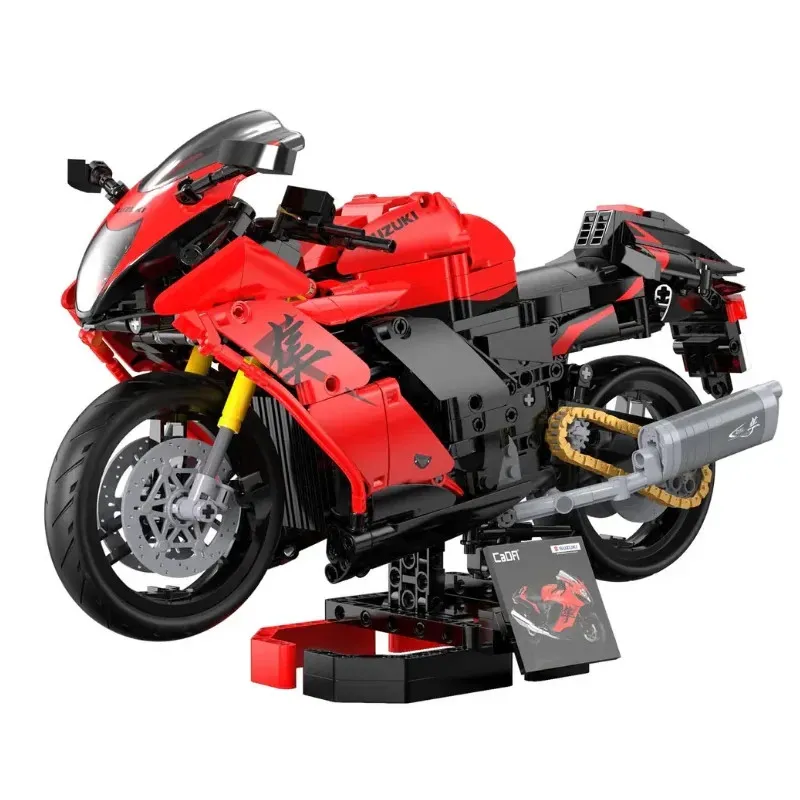Moto-ninja rouge en briques CaDA sur socle stand, détails noirs et plaque d’instructions à côté. intègre les meilleurs sets de briques CaDA.