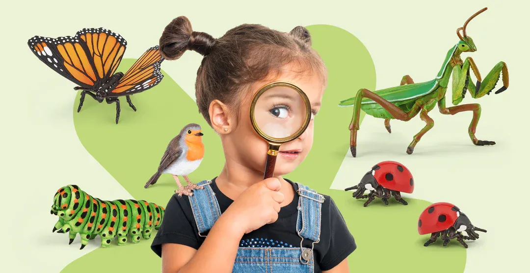 Petite fille avec loupe explorant des jouets: papillons, criquet, chenille colorée et coccinelles miniatures autour d’elle.