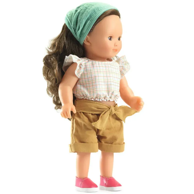 Poupée Lovely Poméa au visage souriant, cheveux bruns, foulard vert, haut à carreaux pastel et shorts kaki noués, chaussures roses. Poupée Lovely Poméa au visage souriant, cheveux bruns, foulard vert, haut à carreaux pastel et shorts kaki noués, chaussures roses.
