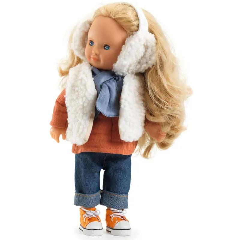 Poupée vêtue d’un pull orange, jean bleu et baskets orange, avec des écouteurs en peluche câlines sur les oreilles et une écharpe bleue.