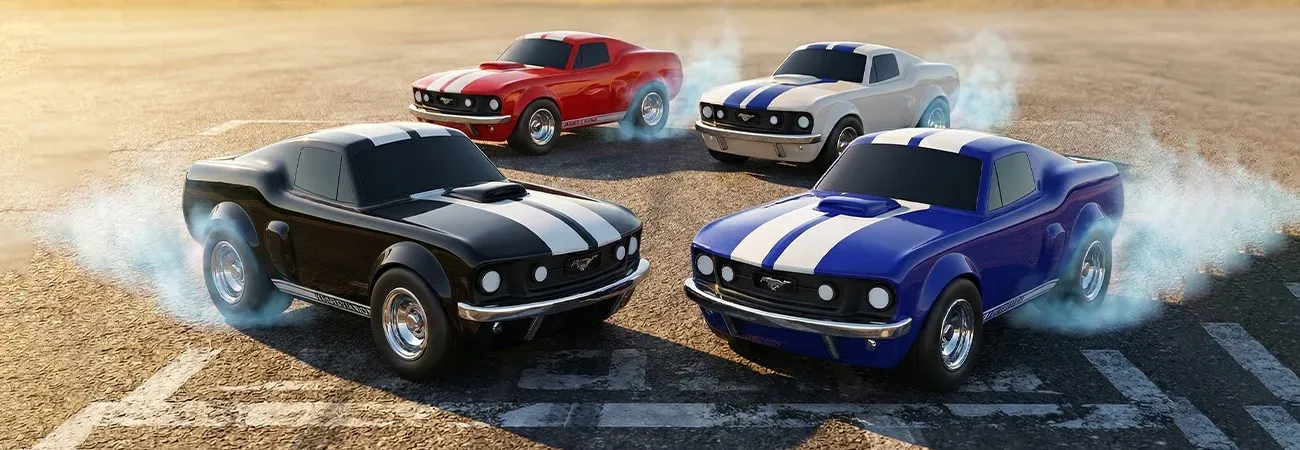 Quatre jouets voitures sportives Ford Mustang Baghera sur route poussiéreuse, avec fumée de pneus, blanche, noire, bleue et rouge.
