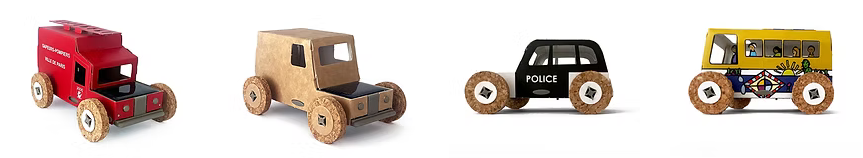 Quatre petites voitures en bois pour enfants, chacune avec une carrosserie colorée et des roues en bois.