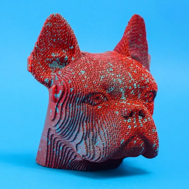 Sacré visage abstracte rouge texturé, en forme de chien ou animal, composé de couches ondulées et de motifs saccadés sur fond bleu.