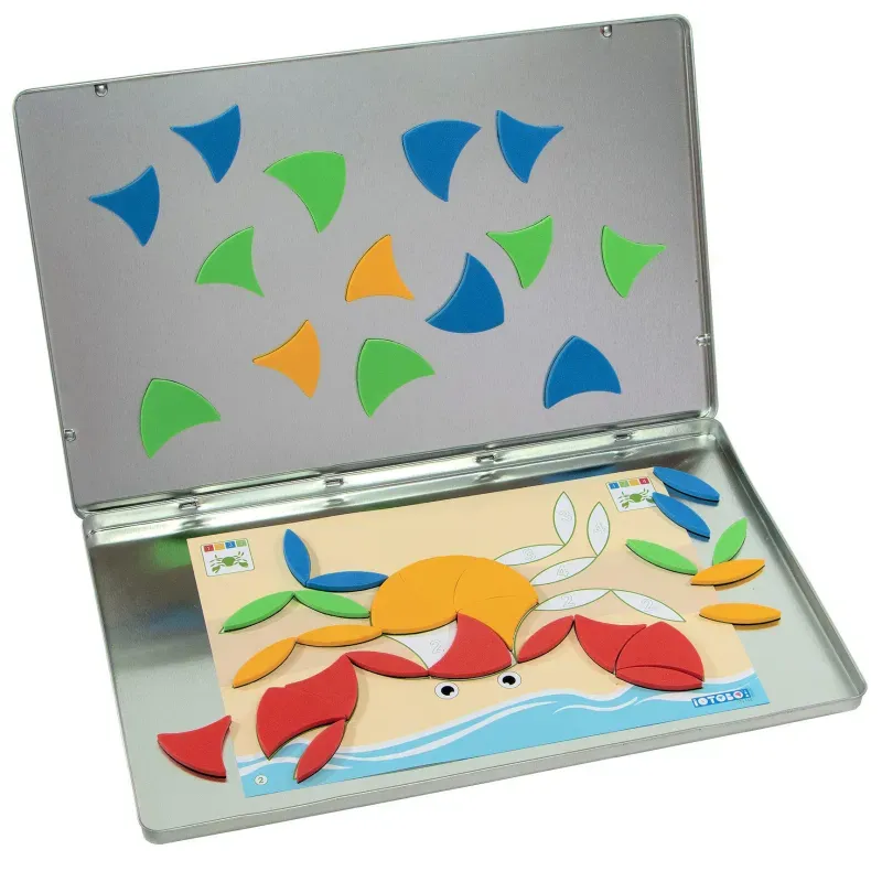 Set magnétique pédagogique pour enfant: pièces colorées en forme de feuilles et crabes sur fond décor océan, livret et boîte métallique.