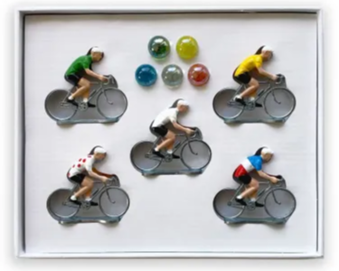 Six mini cyclistes sur des vélos de course et six billes colorées au centre, dans une boîte blanche.