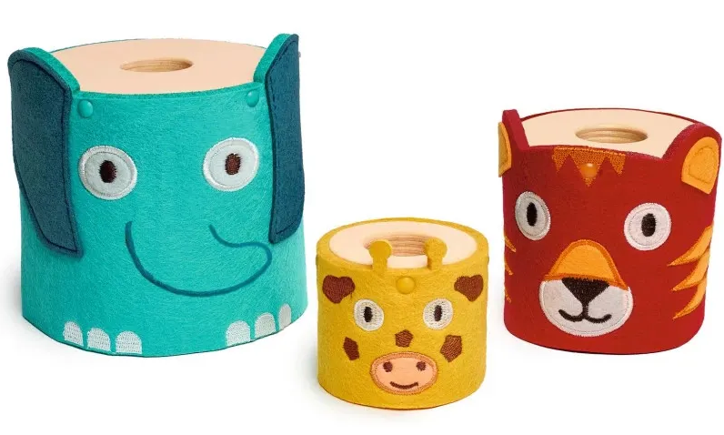 Trois cylindres gigognes en feutrine et bois en forme d'animaux (éléphant bleu, girafe jaune et tigre rouge) pour empiler et jouer Trois cylindres gigognes en feutrine et bois en forme d'animaux (éléphant bleu, girafe jaune et tigre rouge) pour empiler et jouer