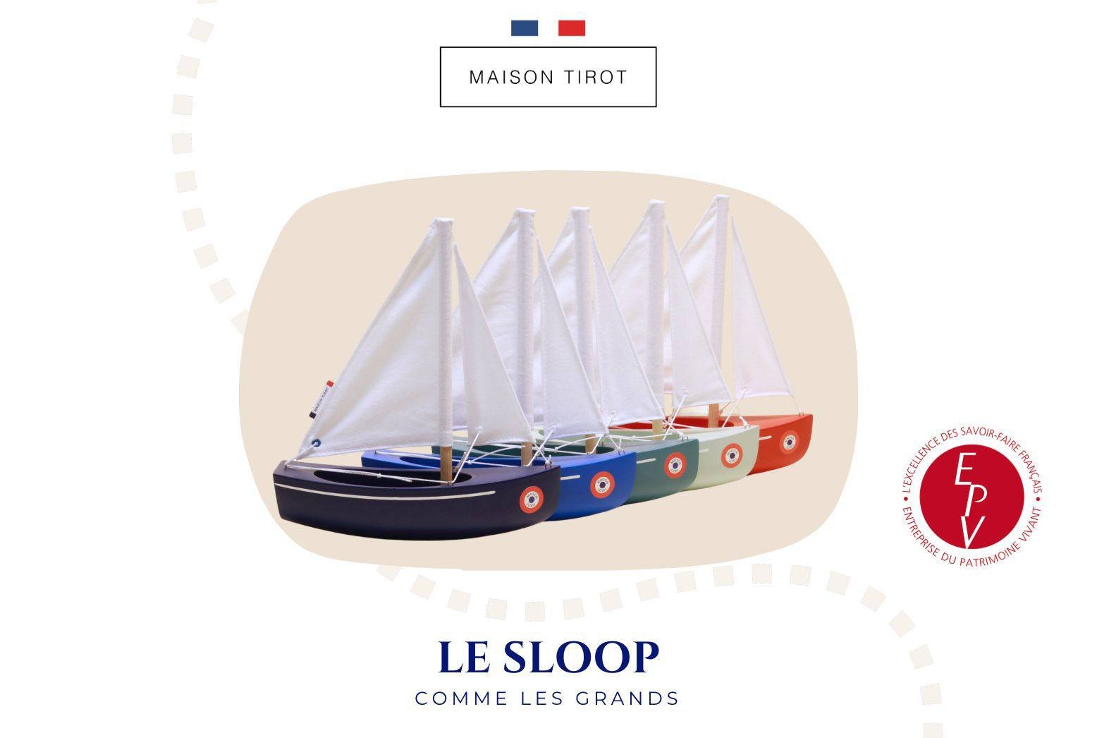 Voiliers miniatures colorés de la collection Le Sloop comme les Grands, avec pavillon blanc et logo “Maison Tirot” sur fond clair.