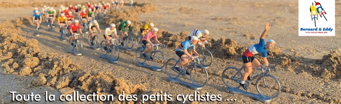 peloton de petits cyclistes en pleine course sur la plage